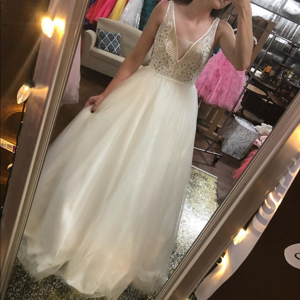 Stunning White Formal Dress😻 TEMPORARY PRICE DROP❗️